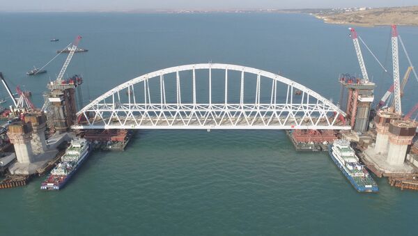Железнодорожную арку Крымского моста доставили на фарватер - Sputnik Молдова