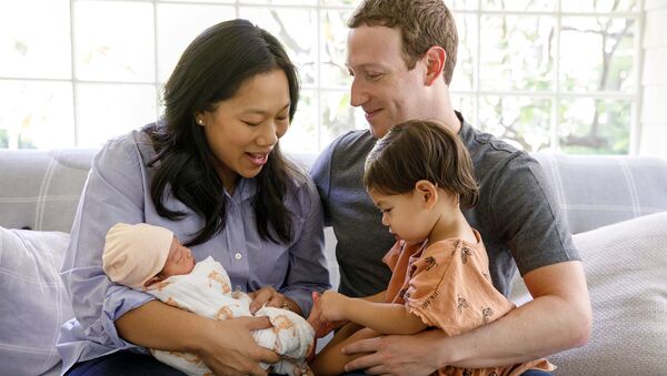 Марк Цукерберг с супругой  и детьми - Sputnik Молдова