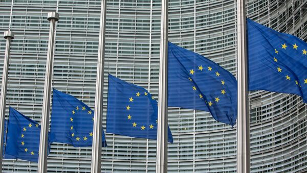 Флаги возле штаб-квартиры Европейской комиссии в Брюсселе - Sputnik Молдова