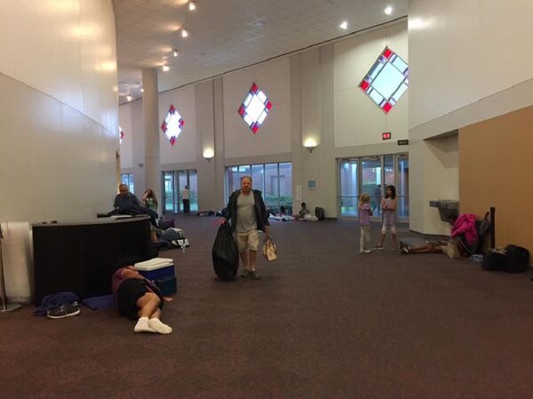 Люди, скрывающиеся от стихии в Розенберге, Техас, США - Sputnik Молдова