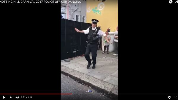 Технотанец полицейского собрал толпу зрителей на карнавале в Лондоне - Sputnik Молдова