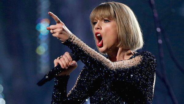 Тейлор Свифт исполняет песню Out of the Woods на 58-й премии Grammy в Лос-Анджелесе - Sputnik Молдова