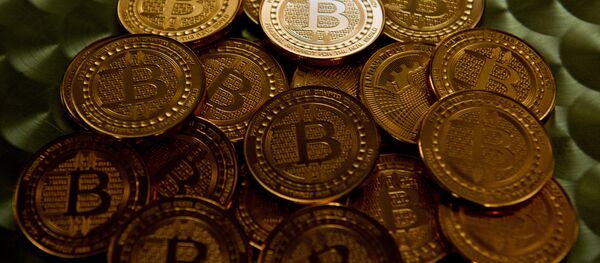 Сувенирные монеты биткоин в ходе одной из презентаций в Вашингтоне Сувенирные монеты биткоин в ходе одной из презентаций в Вашингтоне - Sputnik Молдова