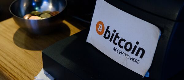 Объявление в кофешопе Дублина о том, что здесь принимаются биткоины - Sputnik Молдова