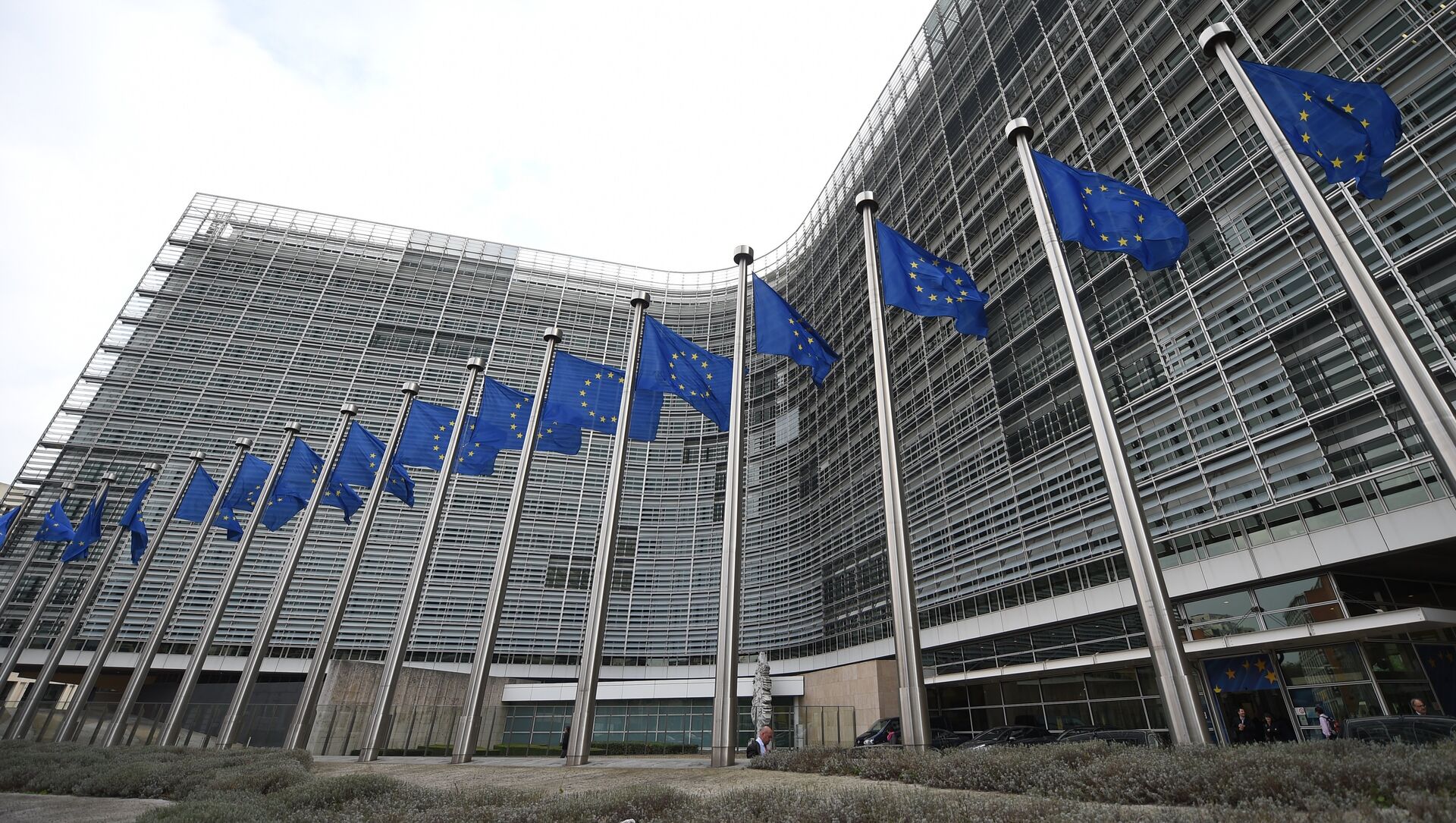 Флаги ЕС на фоне здания Европейской комиссии в Брюсселе. - Sputnik Moldova-România, 1920, 27.05.2021