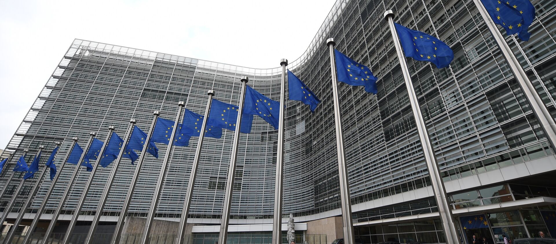 Флаги ЕС на фоне здания Европейской комиссии в Брюсселе. - Sputnik Moldova-România, 1920, 27.05.2021