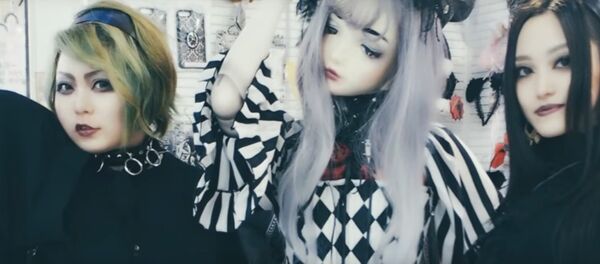 Видеофакт: японка сшила себе кожу-костюм и превратилась в куклу - Sputnik Молдова