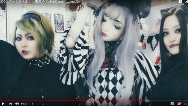 Видеофакт: японка сшила себе кожу-костюм и превратилась в куклу - Sputnik Молдова