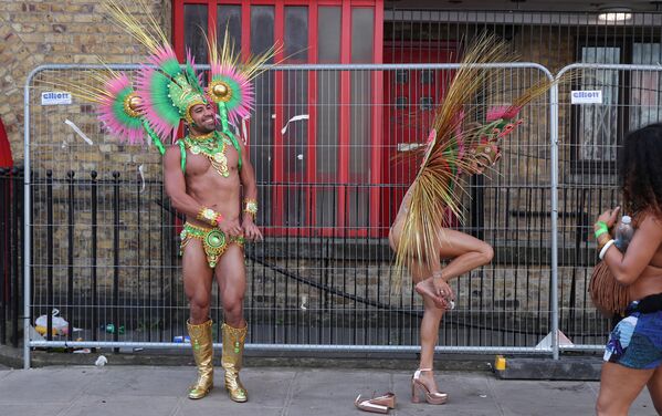 Participanții la carnavalul anual din raionul londonez Nottig Hill. - Sputnik Moldova