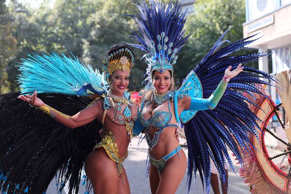 Promotorii culturilor africane și caraibine cred că penele care, tradițional, împodobesc costumele participanților la carnaval, sunt niște amulete care te apără de nenorociri și boli - Sputnik Moldova