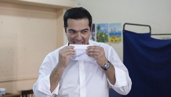 Primo ministro greco Alexis Tsipras vota al referendum del 5 luglio - Sputnik Молдова