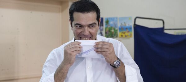 Primo ministro greco Alexis Tsipras vota al referendum del 5 luglio Primo ministro greco Alexis Tsipras vota al referendum del 5 luglio - Sputnik Moldova