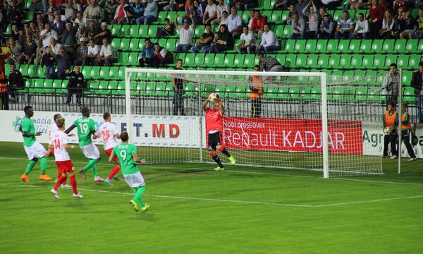 Одна из атак Милсами на ворота Сент-Этьена в матче плей-офф Лиги Европы - Sputnik Молдова