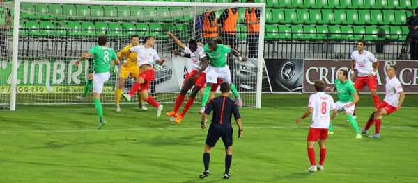 Верховая борьба в штрафной Милсами в игре с Сент-Этьенов в раунде плей-офф Лиги Европы - Sputnik Moldova