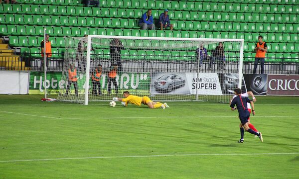 Раду Мыцу отразил пенальти в исполнении Ромена Амумы в матче плей-офф Лиги Европы - Sputnik Молдова