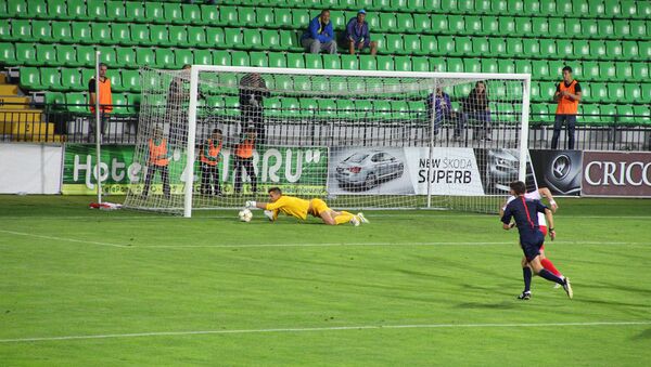 Раду Мыцу отразил пенальти в исполнении Ромена Амумы в матче плей-офф Лиги Европы - Sputnik Молдова
