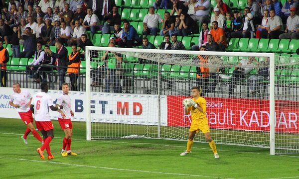 Раду Мыцу спасает ворота Милсами в матче плей-офф Лиги Европы - Sputnik Молдова