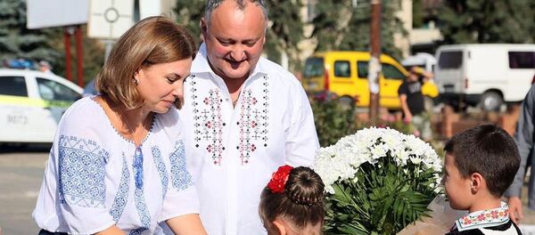 Президент Молдовы Игорь Додон со своей супругой Галиной Додон на Фестивале национального костюма в Гагаузии - Sputnik Moldova-România