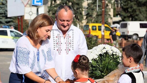 Президент Молдовы Игорь Додон со своей супругой Галиной Додон на Фестивале национального костюма в Гагаузии - Sputnik Молдова
