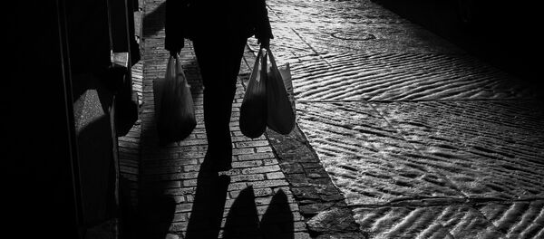 Женщина с пластиковыми пакетами, фото из архива - Sputnik Молдова