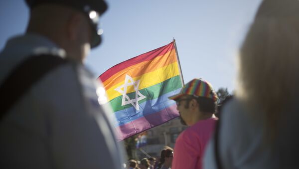 Israeli police officers watch as people take part in the annual gay pride parade in central Jerusalem, Thursday, July 21, 2016. - Sputnik Moldova-România