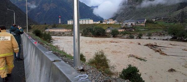 В Кабардино-Балкарии более 500 человек заблокированы из-за схода селя В Кабардино-Балкарии более 500 человек заблокированы из-за схода селя - Sputnik Молдова