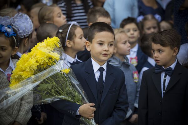 Без цветов 1 сентября в храм знаний никто не приходит - Sputnik Молдова