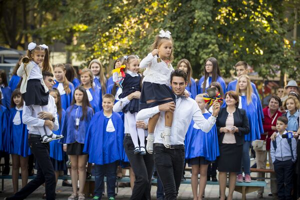 Традиция, когда выпускник несет на руках первоклассницу со школьным звонком, остается неизменной - Sputnik Молдова