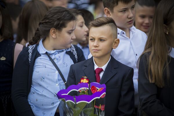 Без цветов 1 сентября в храм знаний никто не приходит - Sputnik Молдова