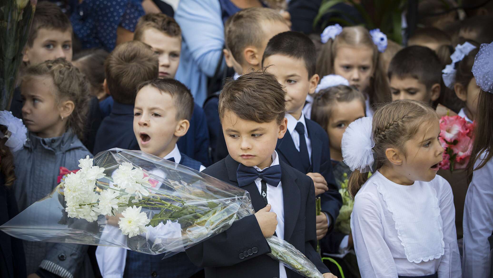 4 сентября с детьми. Первоклассники звезд. Звездные первоклашки. Родители провожают детей в школу 1 сентября. Первый звонок.