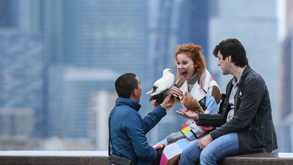 Молодые люди на смотровой площадке в Москве - Sputnik Молдова