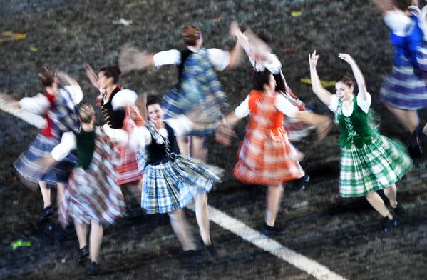 Участницы Международной команды исполнителей шотландских танцев на торжественной церемонии открытия X Международного военно-музыкального фестиваля Спасская башня в Москве - Sputnik Молдова