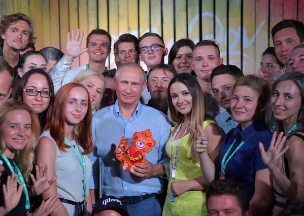 Президент РФ Владимир Путин во время посещения ежегодного Всероссийского молодежного образовательного форума Таврида - Sputnik Молдова