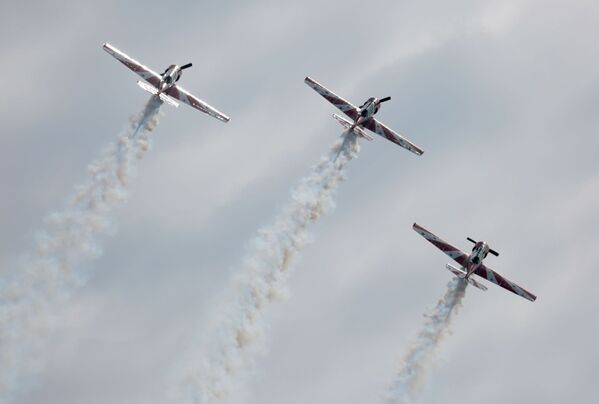 Самолеты Як-52 пилотажной группы Открытое небо в небе во время авиашоу в Новосибирской области - Sputnik Молдова