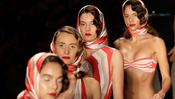 Модели демонстрируют наряды из коллекции дизайнера Amir Slama во время недели моды в Сан-Паулу, Бразилия - Sputnik Молдова