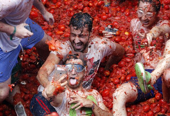 Ежегодная томатная битва La Tomatina в Испании - Sputnik Молдова