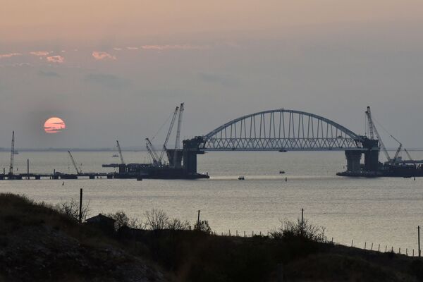 Железнодорожная арка строящегося моста через Керченский пролив Крымского моста - Sputnik Молдова