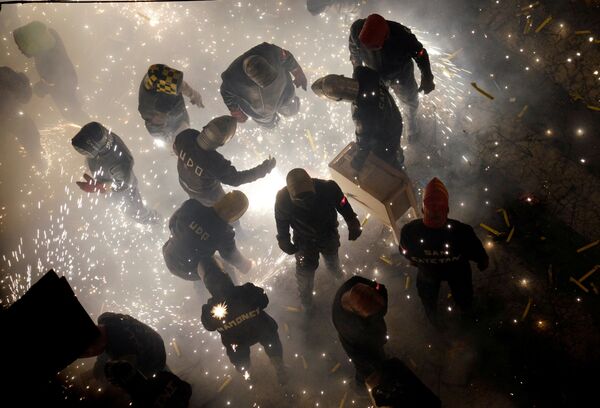 Люди запускают фейерверк на ежегодном фестивале Корда в деревне Патерна недалеко от Валенсии, Испания - Sputnik Молдова