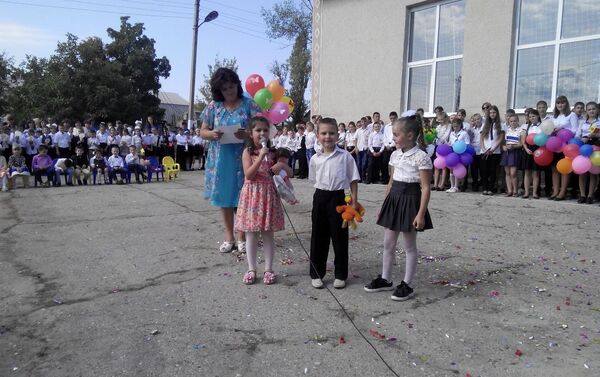 Выступают первоклассники гимназии Чадыр-Лунги - Sputnik Молдова