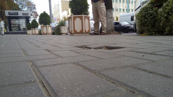 Тротуар проспекта Штефан чел Маре между улицами Тигина и Измаильской Тротуар проспекта Штефан чел Маре между улицами Тигина и Измаильской - Sputnik Молдова