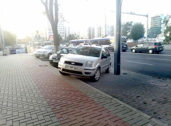 Неудачно припаркованный автомобиль Неудачно припаркованный автомобиль - Sputnik Молдова