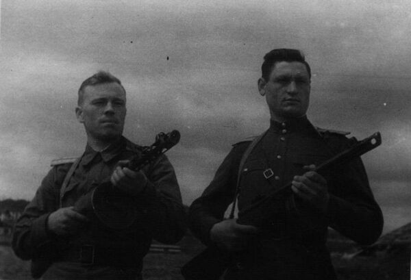 15 апреля 1943 года, фото для фронтовой газеты, Дальневосточный фронт: командир особой десантной роты Сергей Сидоренко (справа на фото). - Sputnik Молдова