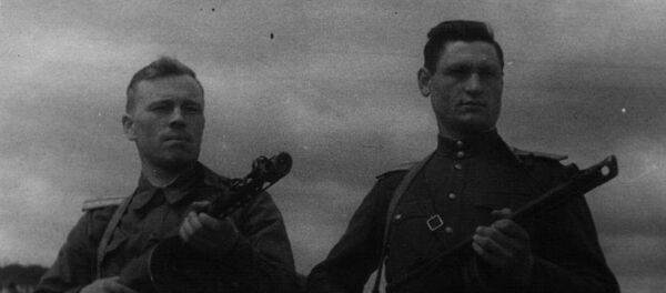 15 апреля 1943 года, фото для фронтовой газеты, Дальневосточный фронт: командир особой десантной роты Сергей Сидоренко (справа на фото). - Sputnik Молдова