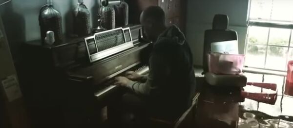 Мужчина сыграл на пианино в затопленном после урагана Харви доме - Sputnik Молдова