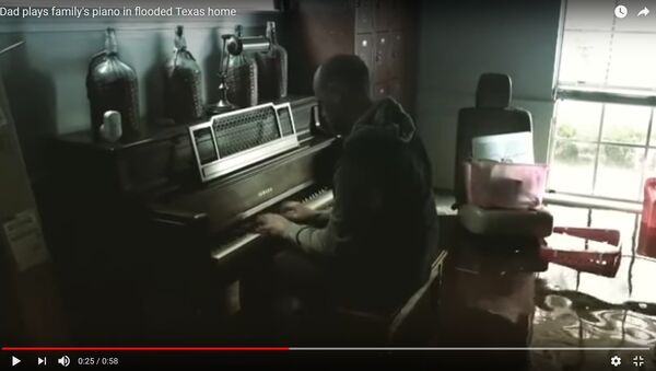Мужчина сыграл на пианино в затопленном после урагана Харви доме - Sputnik Молдова