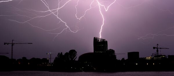 Вспышка молнии в грозу в Бордо, юго-запад Франции Вспышка молнии в грозу в Бордо, юго-запад Франции - Sputnik Молдова