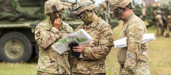In this July 3, 2017 file photo, American soldiers get ready for NATO's Saber Guardian exercises, checking a map near Gyor, 120 kilometers west of Budapest, Hungary. In this July 3, 2017 file photo, American soldiers get ready for NATO's Saber Guardian exercises, checking a map near Gyor, 120 kilometers west of Budapest, Hungary. - Sputnik Moldova-România