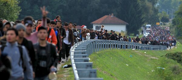 Migrants walk towards the Hungarian border after arriving at the train station in Botovo, Croatia October 6, 2015 - Sputnik Moldova-România