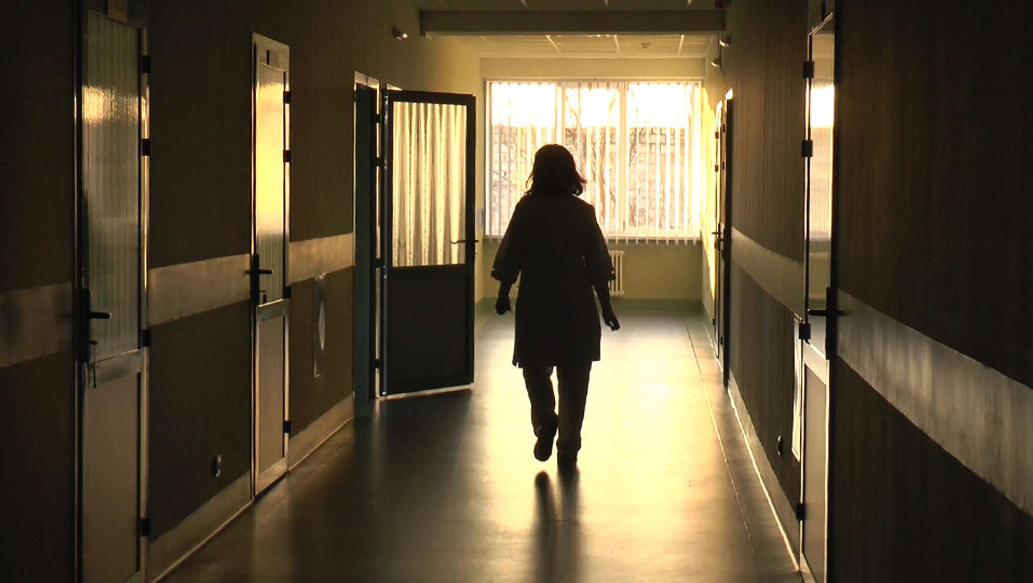 Закулисье коридоры. Темный коридор больницы. Мужчина в коридоре больницы. Ребята бегут по коридору больницы. Девушка идет по коридору.