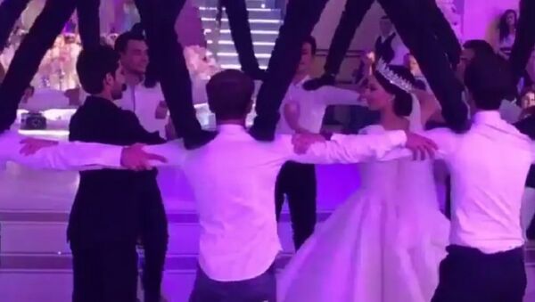Армянский национальный танец Берд на свадьбе - Sputnik Молдова